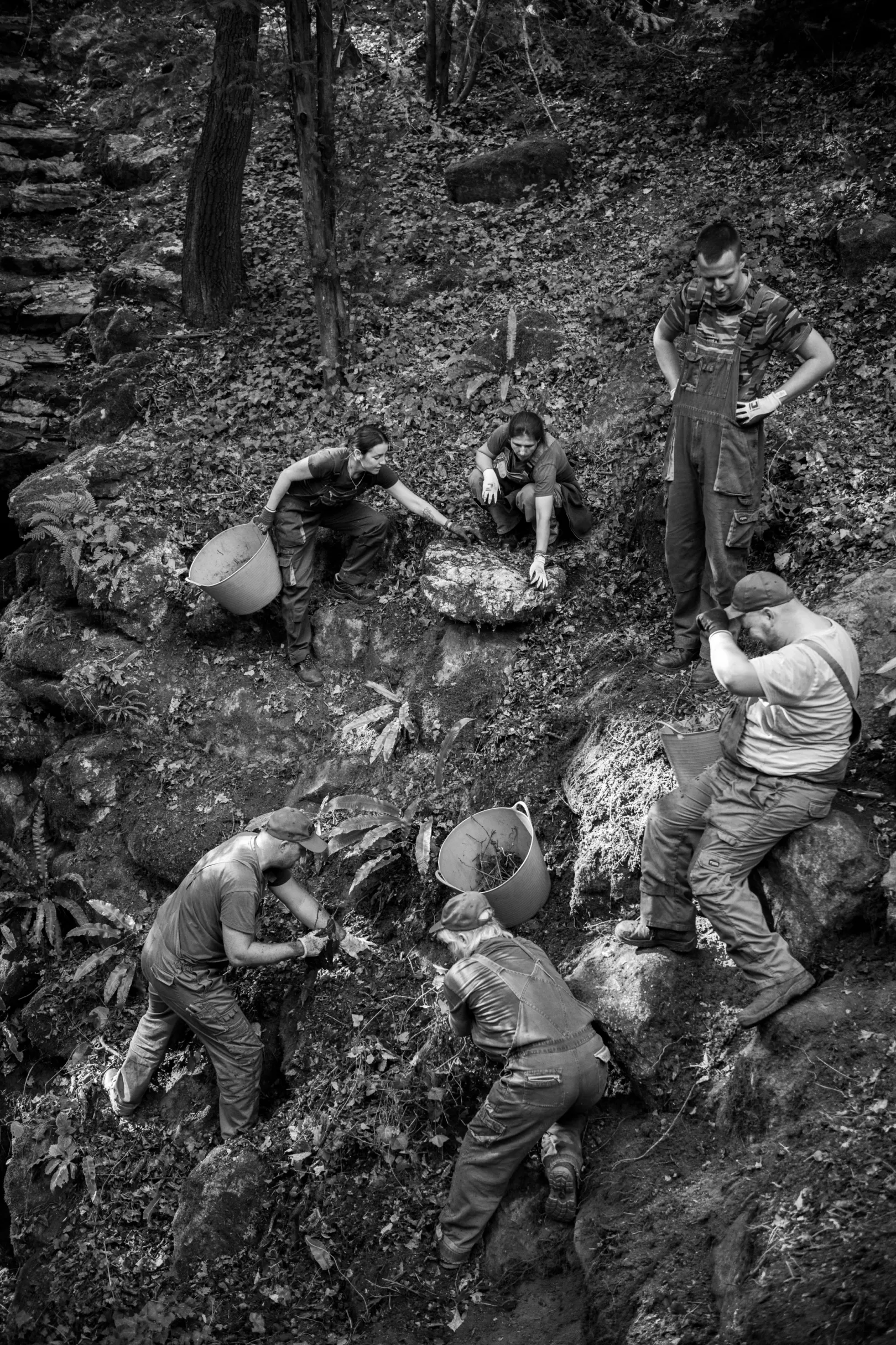 A vízesés tisztítása csapatmunka. A szentimentális tájképi kert stíluselemei közt említhetjük többek között a tagolt felszínt, a tórendszert és a mesterséges vízesést – Fotó: Urbán Ádám