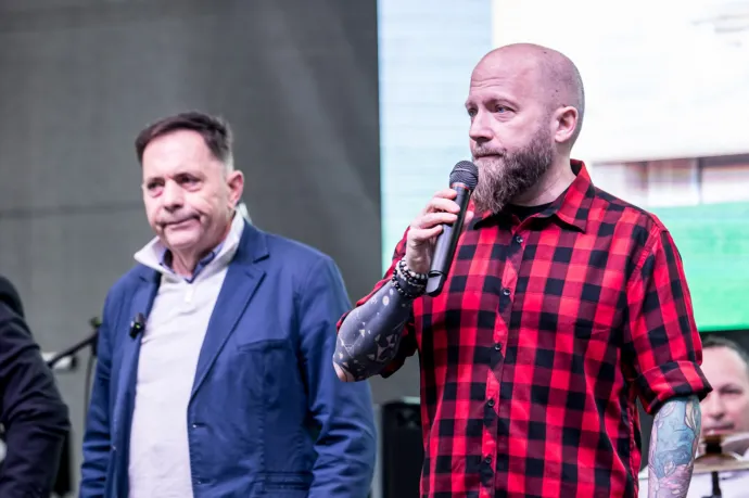 Pócs János mellett állva parodizálta ki Orbánt a jászberényi polgármester a kolbásztöltő fesztiválon