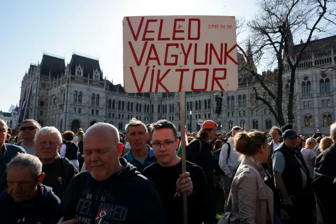 A Békemenet résztvevői érkeznek a budapesti Kossuth térre 2026. március 15-én, hogy meghallgassák Orbán Viktor ünnepi beszédét – Fotó: Hevesi-Szabó Lujza / Telex