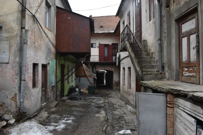 „Én nem megyek innen sehova, itt akarok meghalni” – most már a dolgozó, számlafizető családokat is utcára tennék Csíkszeredában