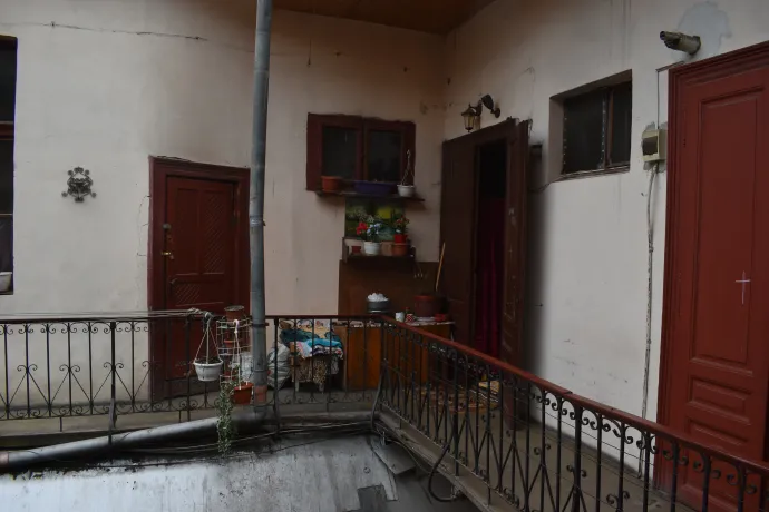 „Rengeteget költöttem a lakás rendbetételére, részletre vettem az anyagot hozzá, de a kültéri kaput is mi csináltattuk meg” – mondja Demeter István – Fotó: Tőkés Hunor / Transtelex