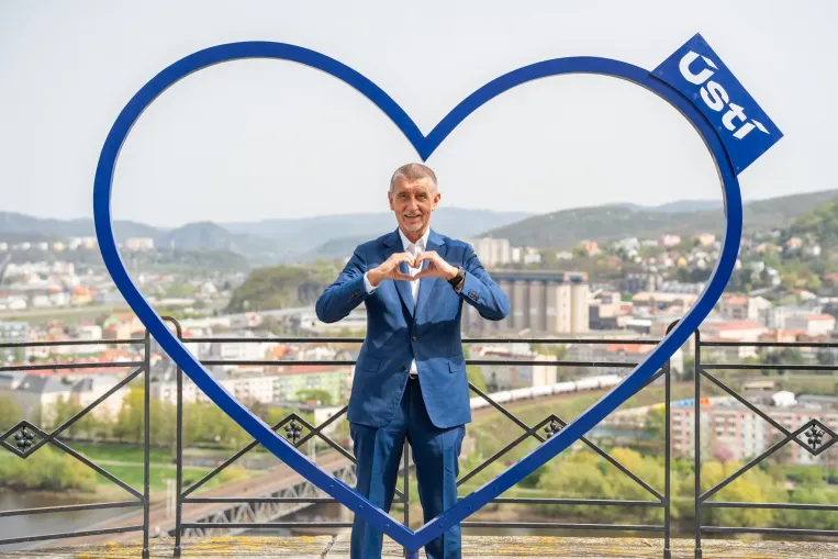 Kreml-párti tanácsadóval készíti orosz mintájú ügynöktörvényét Orbán cseh szövetségese