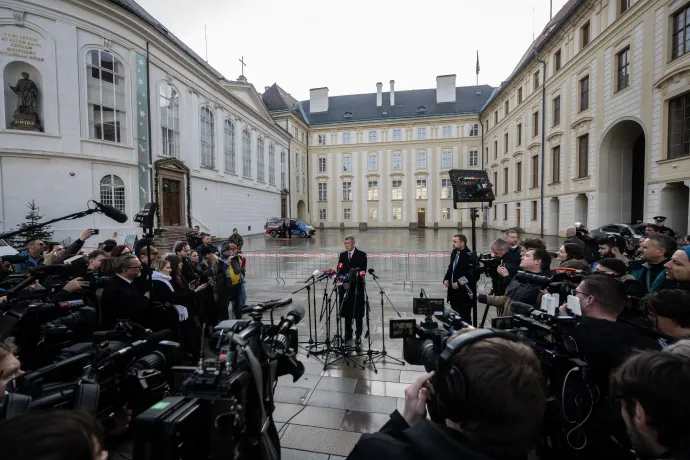 Babiš nyilatkozik a sajtónak 2025. december 9-én – Fotó: Michal Cizek / AFP