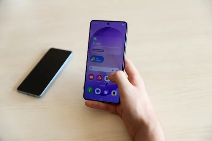 A bekapcsolt betekintésgátló funkció szemből és oldalról – Fotó: Melegh Noémi Napsugár / Telex