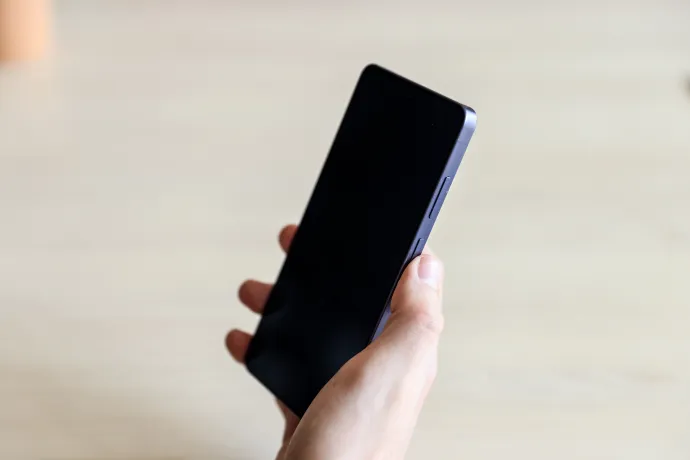 A bekapcsolt betekintésgátló funkció szemből és oldalról – Fotó: Melegh Noémi Napsugár / Telex