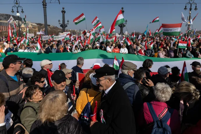 A Békemenet indulására váró résztvevők 2026. március 15-én a Margit híd budai hídfőjénél – Fotó: Bődey János / Telex