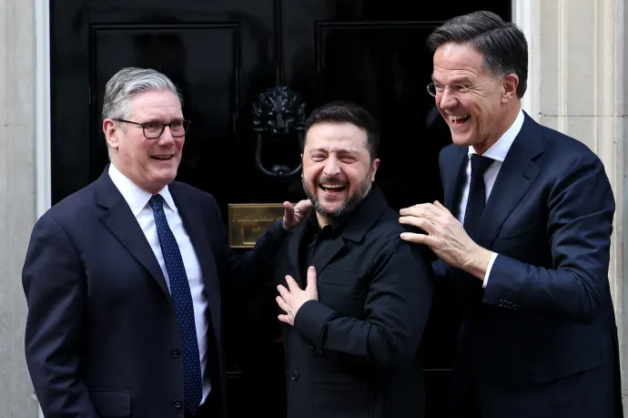 Keir Starmer brit miniszterelnök, Volodimir Zelenszkij ukrán elnök és Mark Rutte NATO-főtitkár a Downing Street 10. előtt Londonban 2026. március 17-én – Fotó: Toby Shepheard / AFP