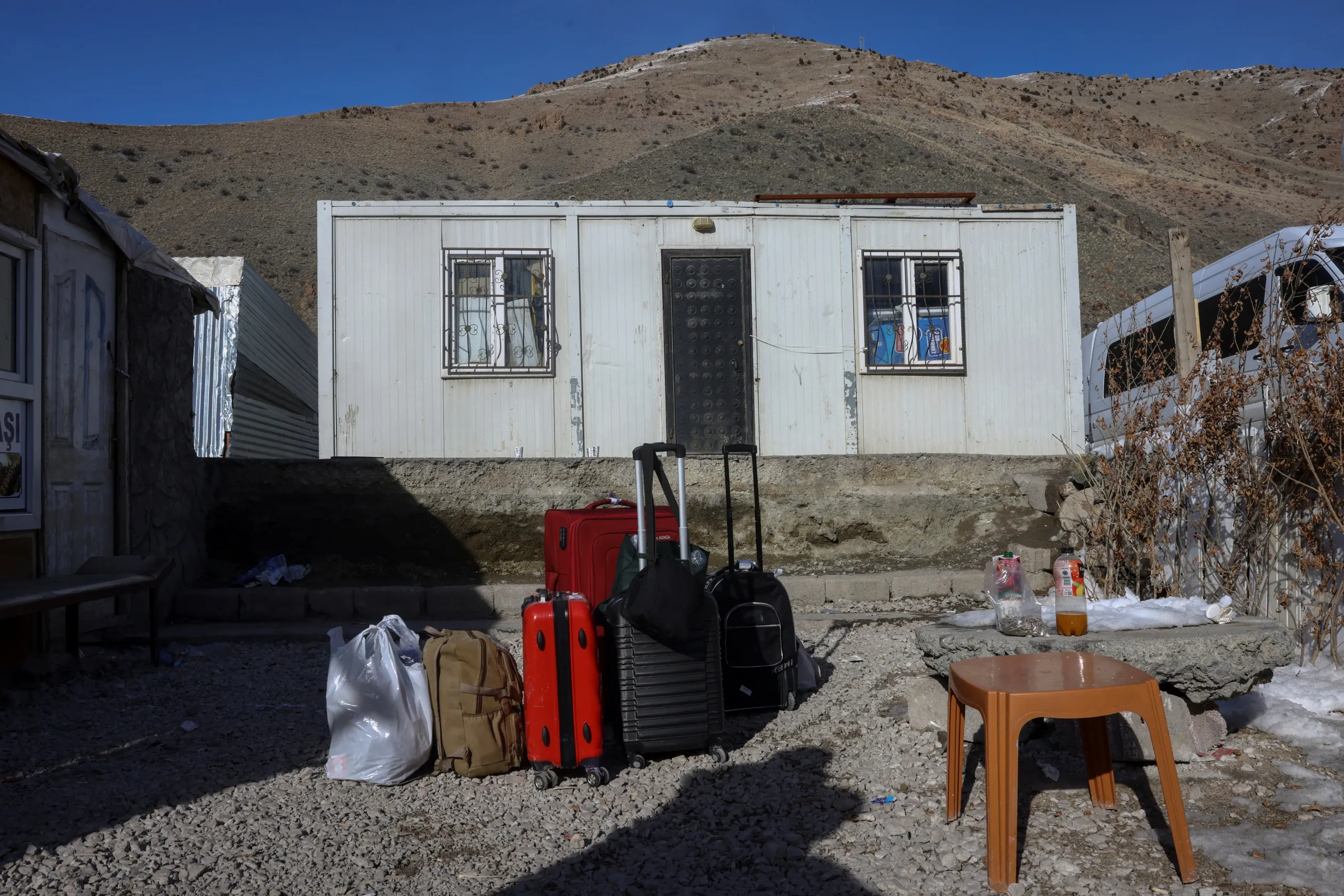 Az utazók közül sokan csak 1-2 kisebb bőröndöt vittek magukkal – Fotó: Dilara Senkaya / Reuters