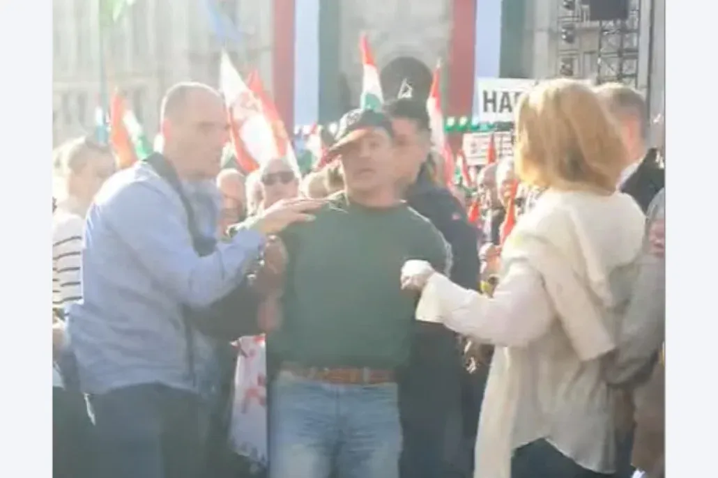 Egy volt rendőrtiszt molinóval tiltakozott Orbán vasárnapi beszéde alatt, civil ruhás fegyveresek rángatták el és bilincselték meg