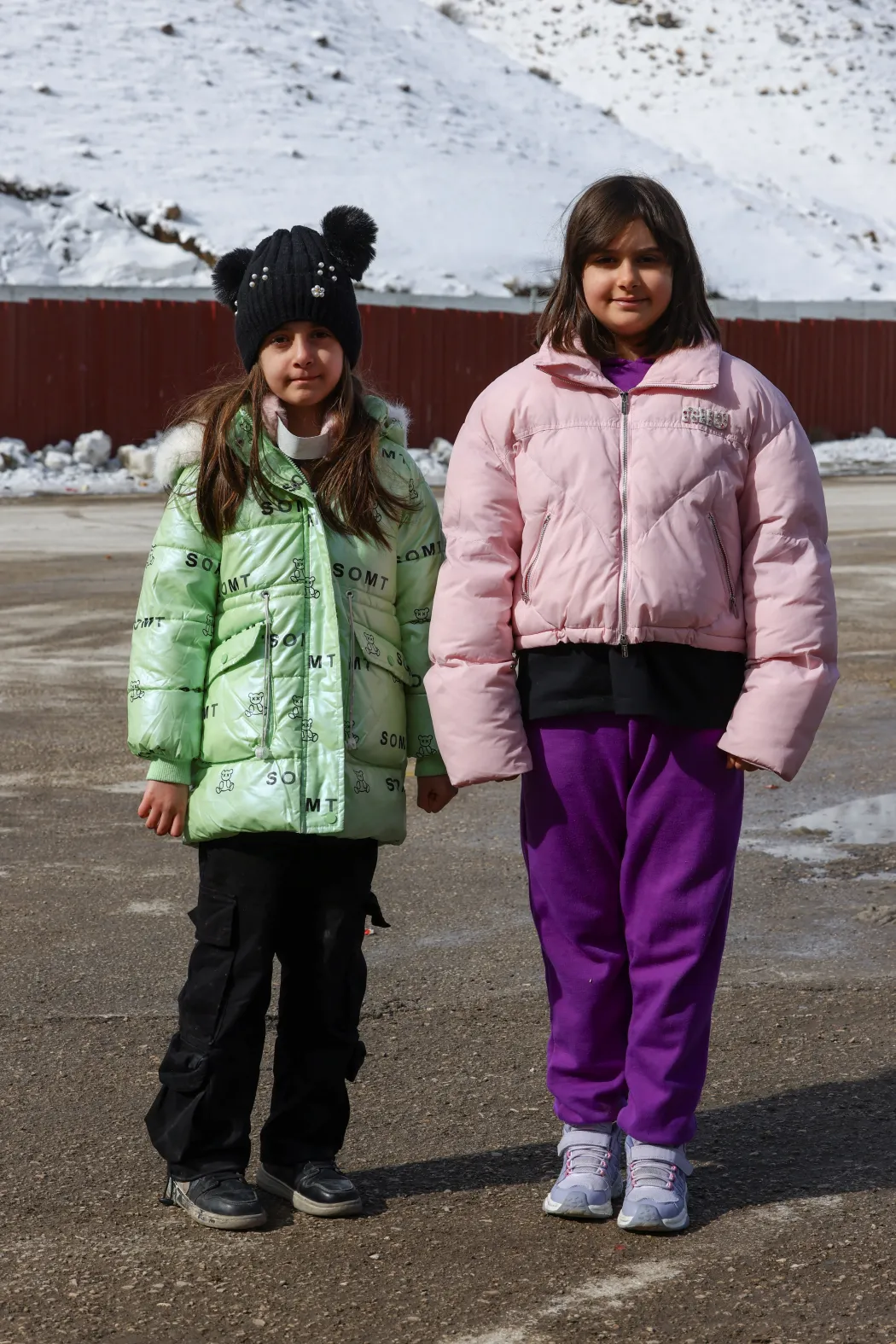 A 9 éves Sajlin és a 11 éves Celine Azizúr – Fotó: Dilara Senkaya / Reuters