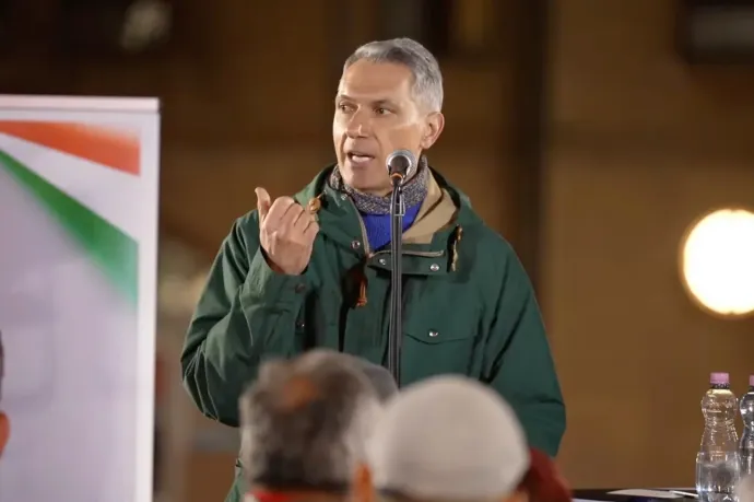 Lázár nem tartja reális hírnek, hogy fideszesek vittek volna ukrán zászlót a Nemzeti Menetre