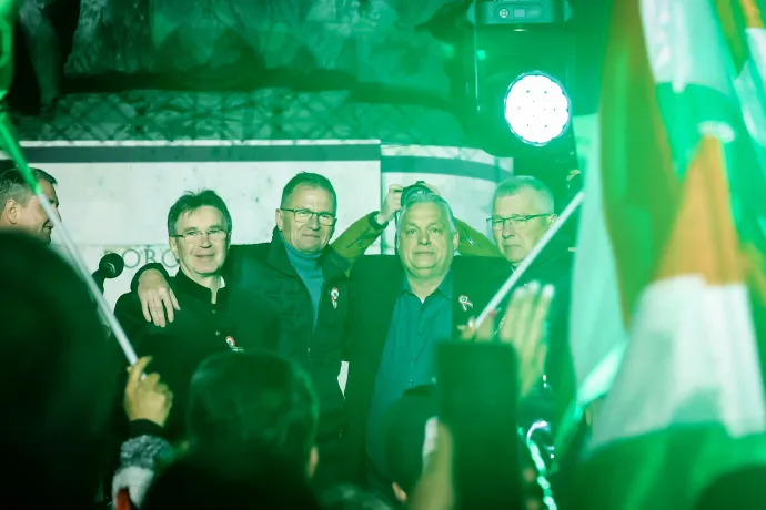 Orbán Viktor és a Fidesz Heves megyei jelöltjei, Pajtók Gábor, Horváth László és Szabó Zsolt Fotó: Huszti István / Telex