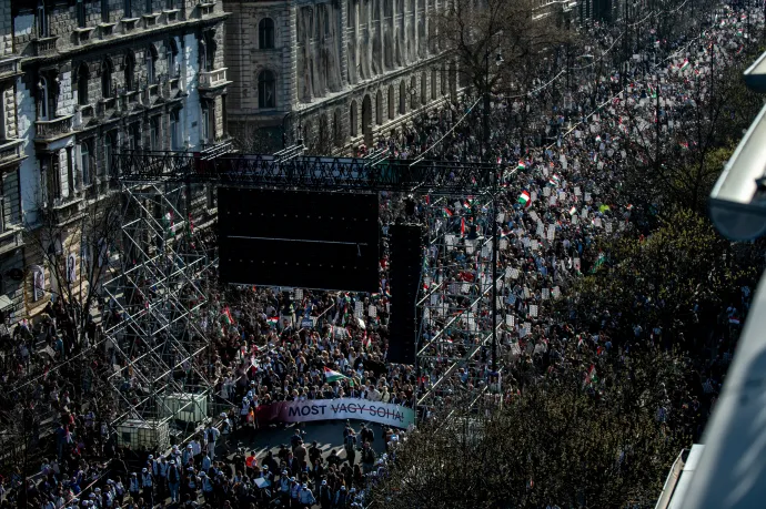 Szociológusok felmérése szerint március 15-én majdnem háromszor annyian hallgatták a helyszínen Magyar Pétert, mint Orbán Viktort