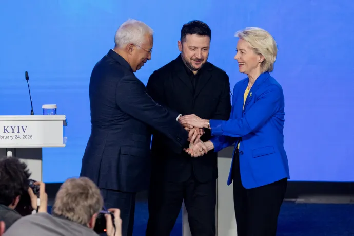 Antonio Costa, az Európai Tanács elnöke, Volodimir Zelenszkij ukrán elnök és Ursula von der Leyen, az Európai Bizottság elnöke a háború kirobbanásának negyedik évfordulóján tartott sajtótájékoztatón 2026. február 24 – Fotó: Tetiana Dzhafarova / AFP