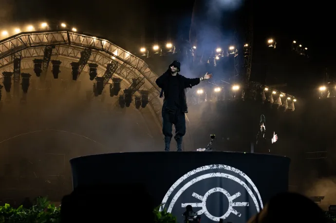 Azahriah is fellép Puzsér Róberték Rendszerbontó Nagykoncertjén a választás előtt két nappal