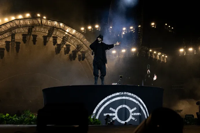 Azahriah is fellép Puzsér Róberték Rendszerbontó Nagykoncertjén a választás előtt két nappal