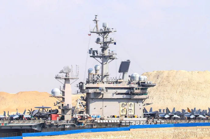 Amerikai repülőgép-hordozó halad át a Szuezi-csatornán a Földközi-tengerről a Vörös-tengerre 2026. március 14-én – Fotó: Stringer / Anadolu / AFP