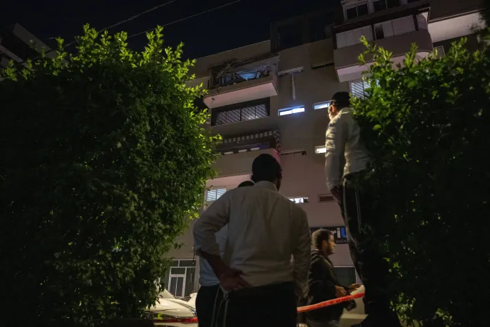 Két ember meghalt az izraeli Ramat Ganban egy iráni légitámadást követően, mikor rakéta csapódott egy lakóház felső emeletébe 2026. március 18-án hajnalban – Fotó: Anadolu / AFP