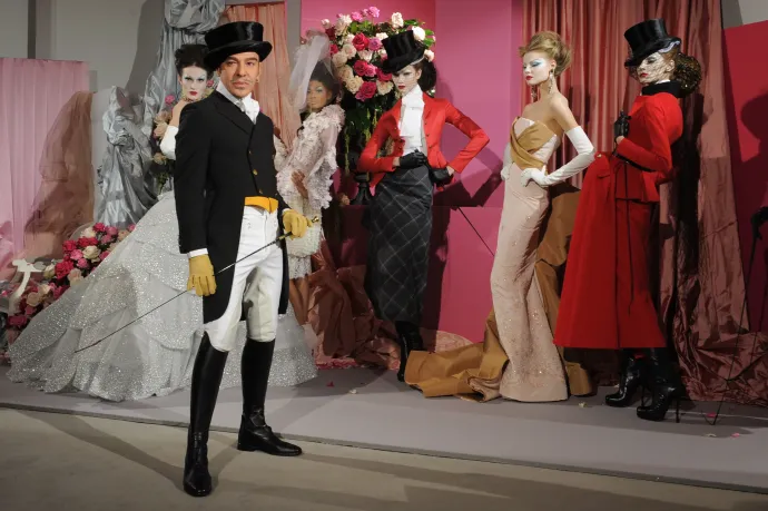 John Galliano a luxustól vonult vissza, most az olcsó tömeggyártásra szakosodott Zaránál bukkant fel