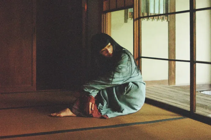 A japán énekesnő, aki bálnáktól tanulja a zenét