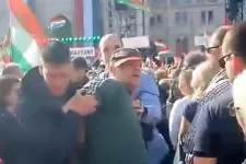 Egy volt rendőrtiszt molinóval tiltakozott Orbán vasárnapi beszéde alatt, civil ruhás fegyveresek rángatták el és bilincselték meg