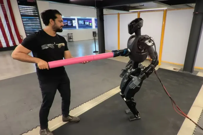 Humanoid robotokat küldött az ukrán frontra egy amerikai robotikai cég