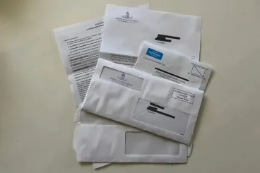 Több mint 300 ezer romániai választó van a névjegyzékben, az NVI elkezdte a szavazási levélcsomagok postázását