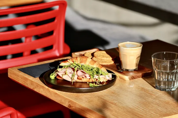 Flat white – croissant kombó a KÜNST-ben – Fotó: KÜNST
