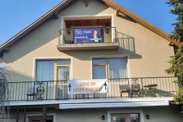 Eldurvult a tiszás-fideszes plakátháború egy balatonfüredi családi házon