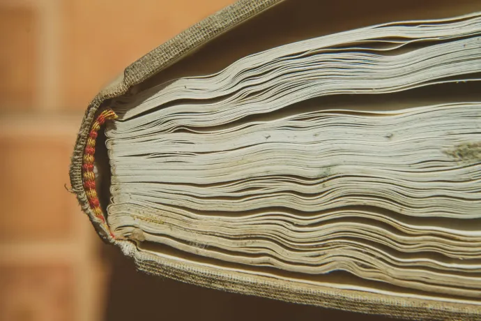 Masszázs, mélyhűtő és mellkaskompresszió – így mentse meg az elázott könyveit!