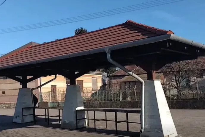 Három oszlop, tető és pár pad, ennyi a 37 millióból épült taktaharkányi piac