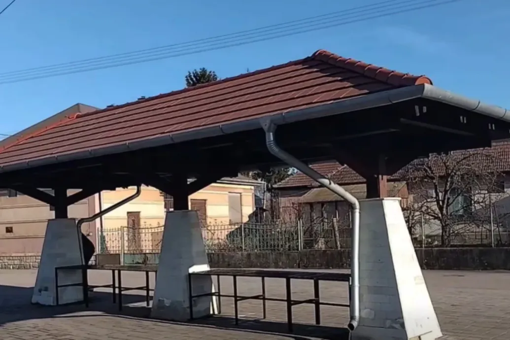 Három oszlop, tető és pár pad, ennyi a 37 millióból épült taktaharkányi piac