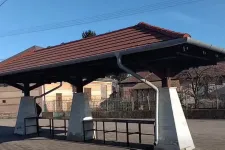 Három oszlop, tető és pár pad, ennyi a 37 millióból épült taktaharkányi piac