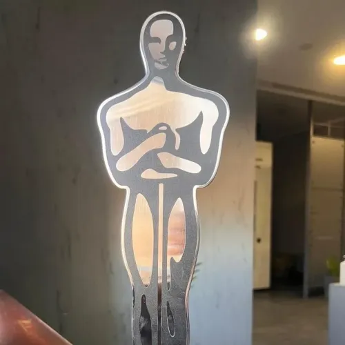 Orosz találat által tönkretett vasúti kocsi maradványaiból készített pót-Oscart kapott Sean Penn Ukrajnában