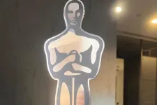 Orosz találat által tönkretett vasúti kocsi maradványaiból készített pót-Oscart kapott Sean Penn Ukrajnában