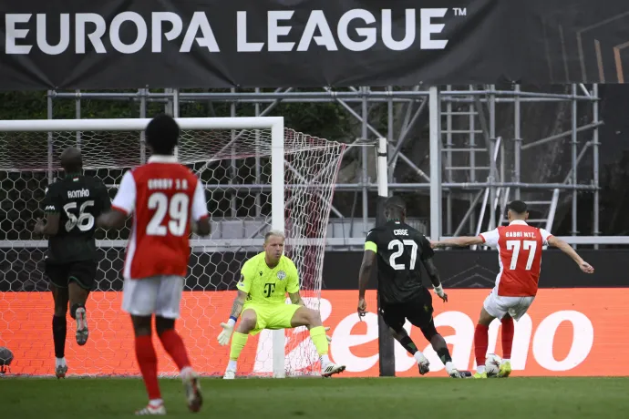 A pillanat, ahogy Gabri Martínez elpöccinti Gróf mellett a rövid alsóba – Fotó: Miguel Riopa / AFP