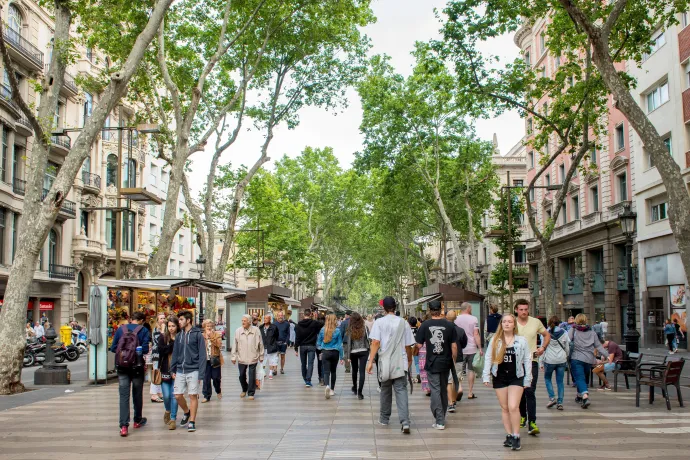 A La Rambla Barcelonában, jobbra a Le Meridien épülete – Fotó: Resulmuslu / Getty Images
