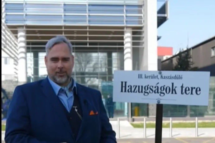 Hazugságok tere – így nevezték el az MTVA előtti teret, ami már táblát is kapott