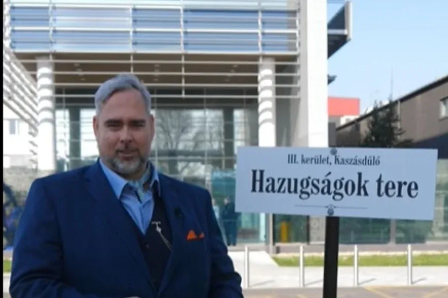 Hazugságok tere – így nevezték el az MTVA előtti teret, ami már táblát is kapott