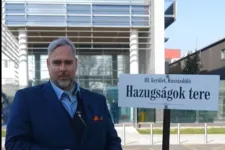 Hazugságok tere – így nevezték el az MTVA előtti teret, ami már táblát is kapott