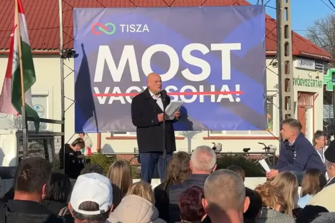 A színpadon szólt be Magyar Péter a Tisza egyik képviselőjelöltjének rosszízű viccelődésére