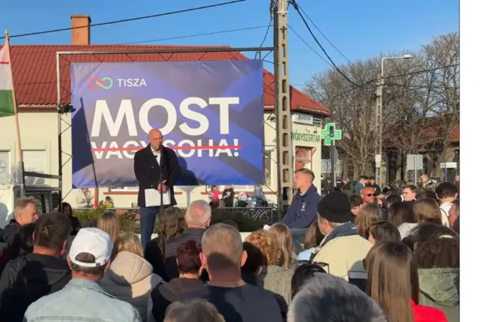 A színpadon szólt be Magyar Péter a Tisza egyik képviselőjelöltjének rosszízű viccelődésére