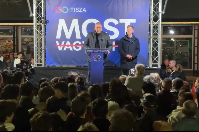 Cseh Tamás és Magyar Péter a Tisza Párt paksi országjárásán – Forrás: Magyar Péter Facebook-oldala