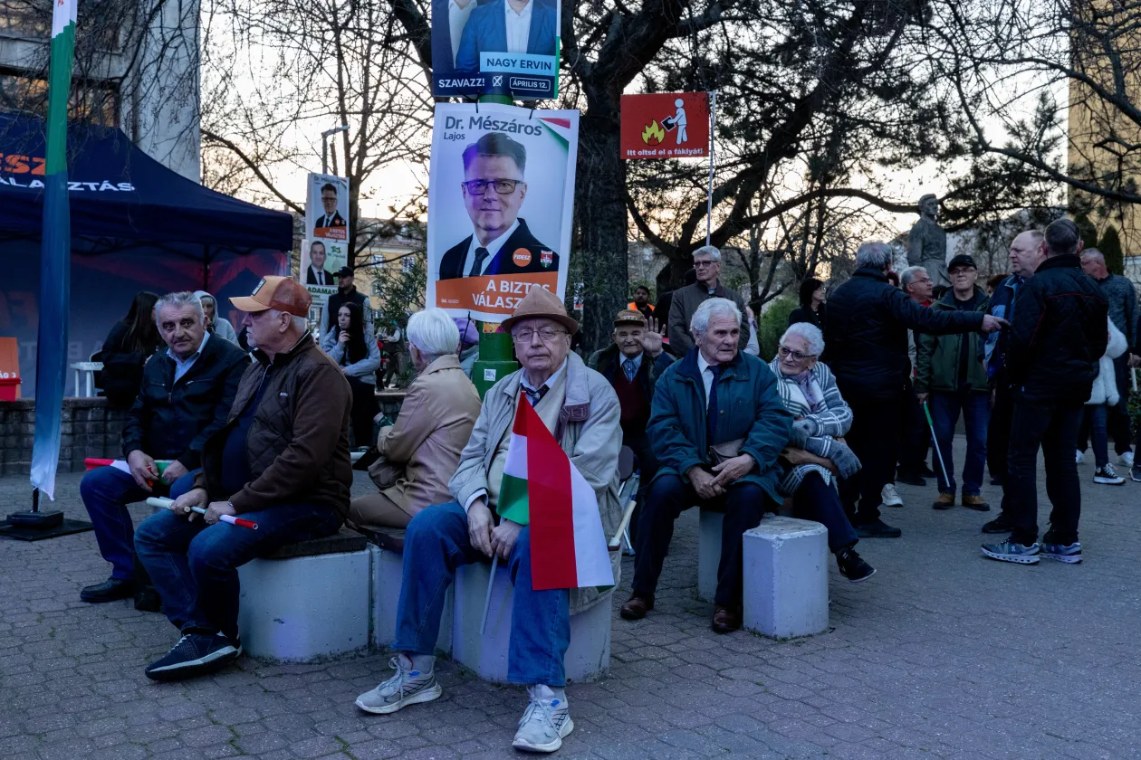 Korán érkező érdeklődők várakoznak Orbán Viktor szerdai fóruma előtt – Fotó: Bődey János / Telex