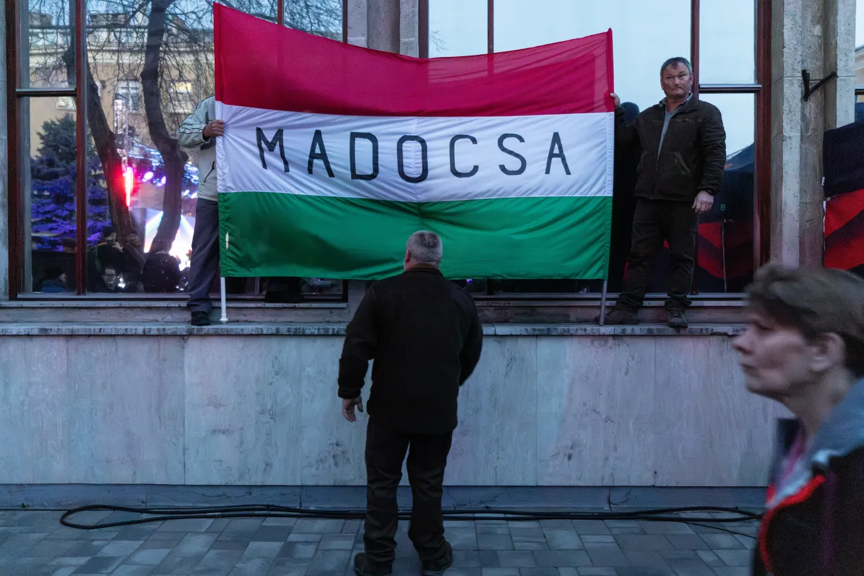 Korán érkező érdeklődők várakoznak Orbán Viktor szerdai fóruma előtt – Fotó: Bődey János / Telex