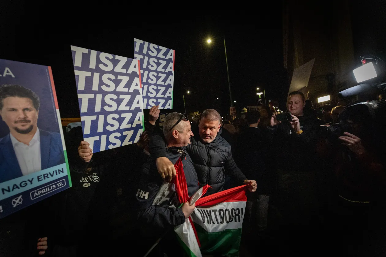 Tiszások és fideszesek összeölelkezése és összeszólalkozása – Fotó: Bődey János / Telex