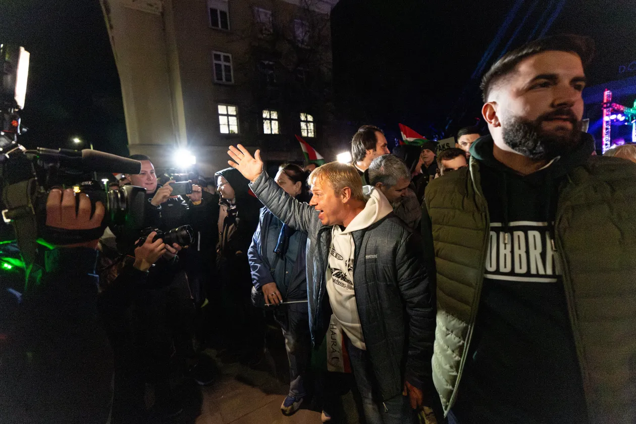 Tiszások és fideszesek összeölelkezése és összeszólalkozása – Fotó: Bődey János / Telex