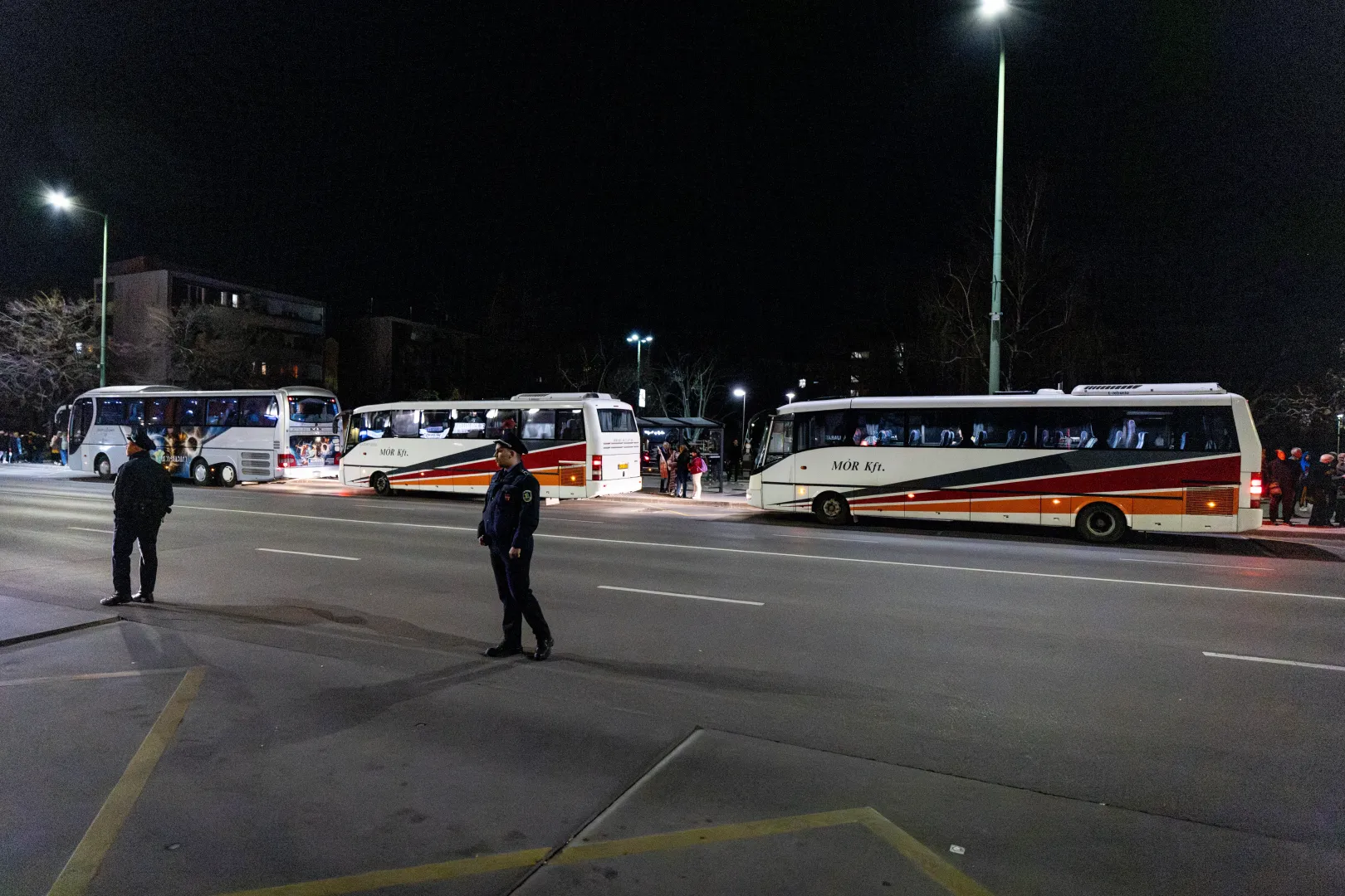 Bérelt buszok szállítják haza a rendezvény résztvevőinek egy részét – Fotó: Bődey János / Telex