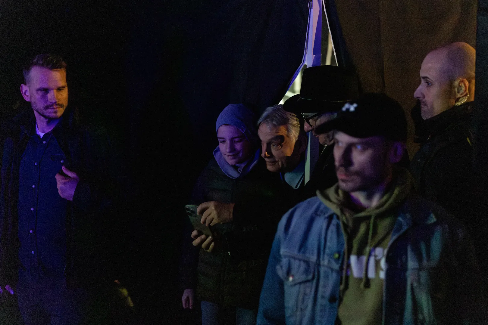 Orbán Viktor szelfizik – Fotó: Bődey János / Telex