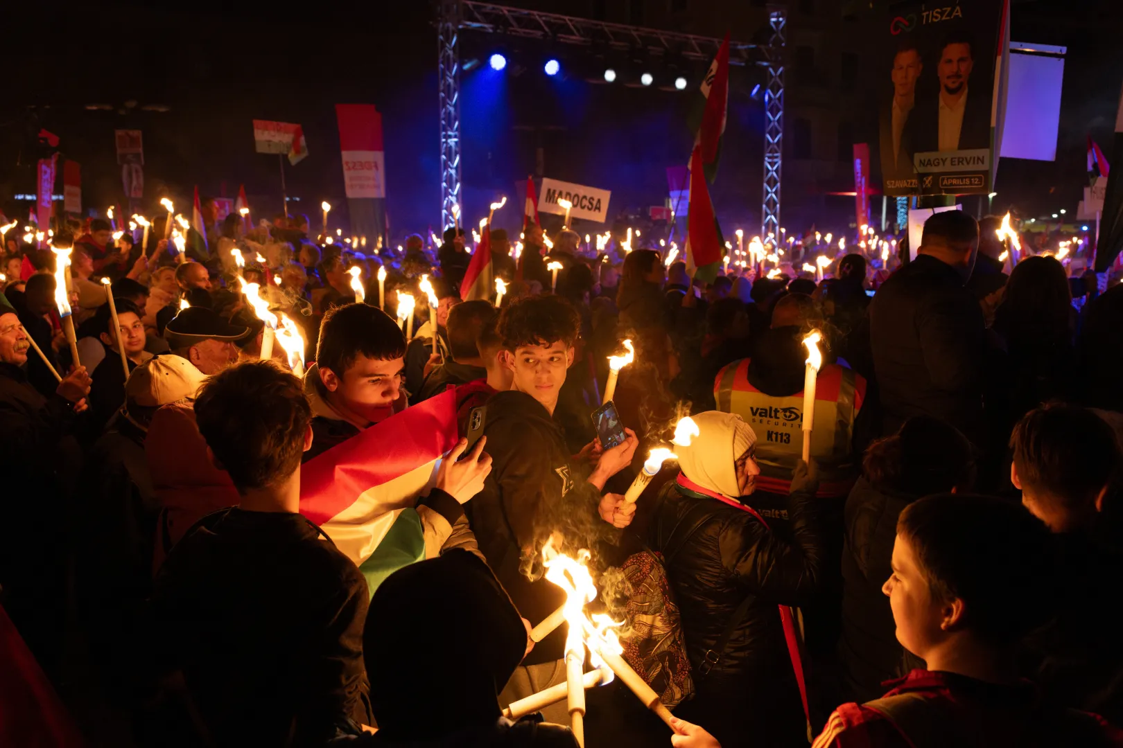 Orbán Viktor színpadra lépésével párhuzamosan meggyújtják a fáklyákat – Fotó: Bődey János / Telex